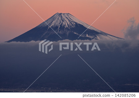 伊豆半島伊豆山脊步道上的金冠山,清晨的天空映照著富士山。 伊豆半島伊豆山脊步道上的金冠山,清晨的天空映照著富士山。 142085206