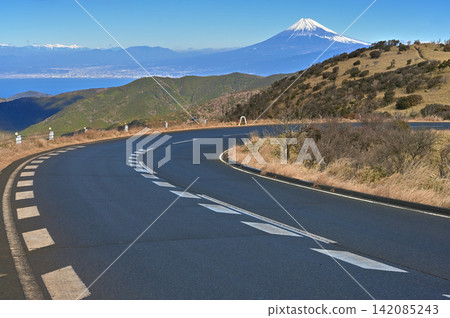 西伊豆天際線步道位於伊豆半島的伊豆山脊上,從達摩山可以欣賞到富士山的壯麗景色。 西伊豆天際線步道位於伊豆半島的伊豆山脊上,從達摩山可以欣賞到富士山的壯麗景色。 142085243