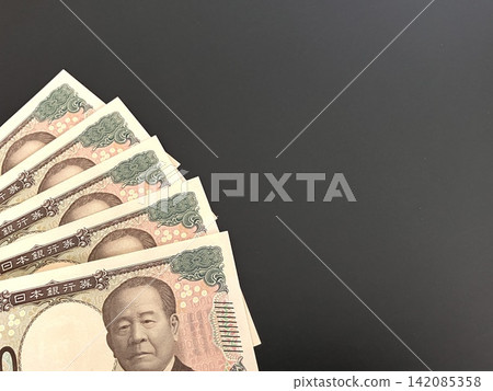 黑色背景和五張10000日元鈔票 黑色背景和五張10000日元鈔票 142085358
