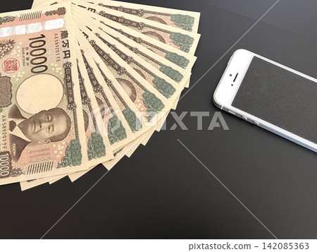 智慧型手機和現金/紙幣(黑色背景) 智慧型手機和現金/紙幣(黑色背景) 142085363