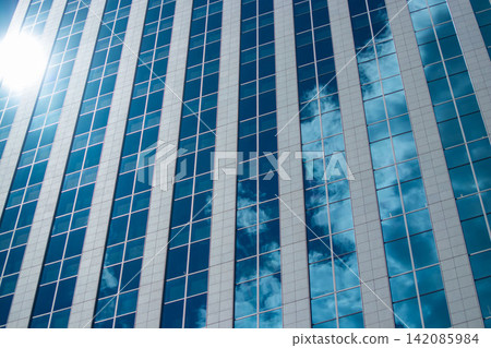 Clouds reflecting off office buildings in the business district 142085984
