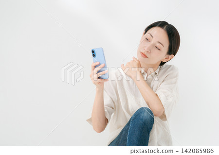 看智能手機認為的婦女 142085986
