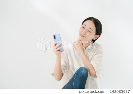 看智能手機認為的婦女 看智能手機認為的婦女 142085987