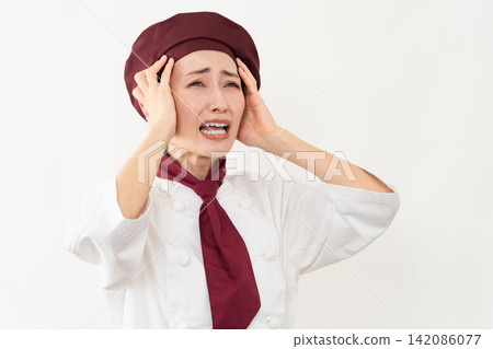 一位身穿麵包師制服的女子 一位身穿麵包師制服的女子 142086077