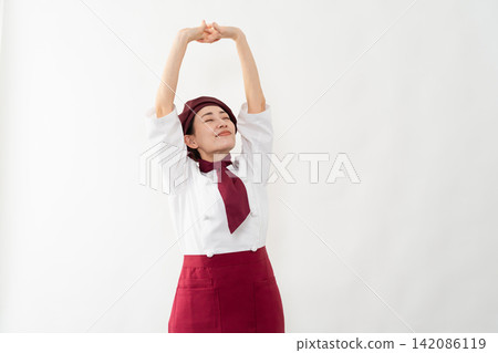 一位身穿麵包師制服的女子 一位身穿麵包師制服的女子 142086119