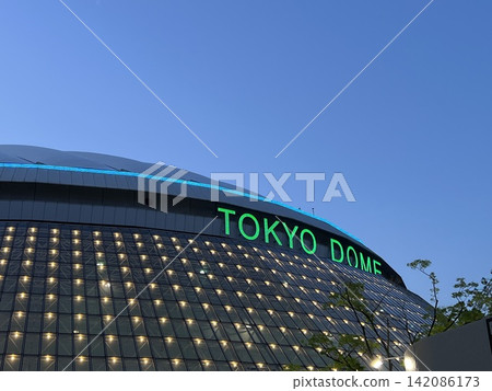The exterior of Tokyo Dome shining in the blue hour and the urban night view The exterior of Tokyo Dome shining in the blue hour and the urban night view 142086173