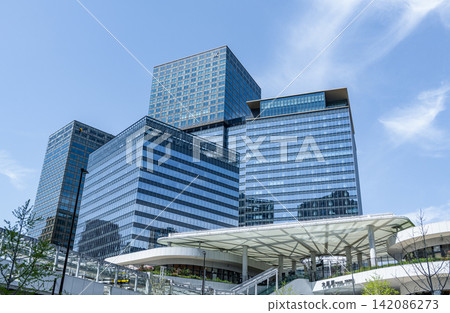 大阪府大阪市的 Grand Green Osaka(南樓),晴空萬里之下。 大阪府大阪市的 Grand Green Osaka(南樓),晴空萬里之下。 142086273