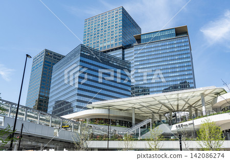 大阪府大阪市的 Grand Green Osaka(南樓),晴空萬里之下。 大阪府大阪市的 Grand Green Osaka(南樓),晴空萬里之下。 142086274