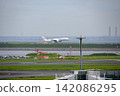 A Japan Airlines plane landing at Haneda Airport 142086295