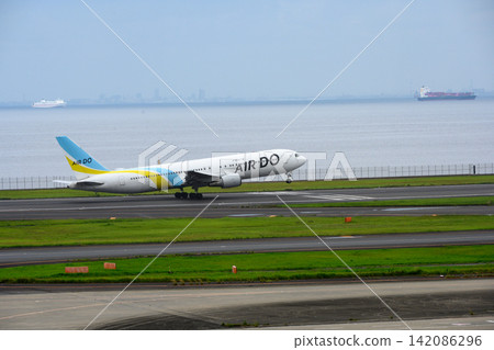 An AIR DO aircraft taking off from Haneda Airport An AIR DO aircraft taking off from Haneda Airport 142086296