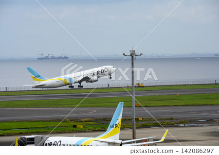 一架AIR DO飛機從羽田機場起飛 142086297
