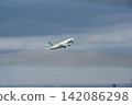 An AIR DO aircraft taking off from Haneda Airport 142086298