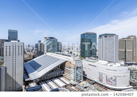 大阪市、大阪府、JR 大阪站天氣晴朗,梅田建築物 大阪市、大阪府、JR 大阪站天氣晴朗,梅田建築物 142086407