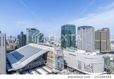 大阪市、大阪府、JR 大阪站天氣晴朗,梅田建築物 大阪市、大阪府、JR 大阪站天氣晴朗,梅田建築物 142086408