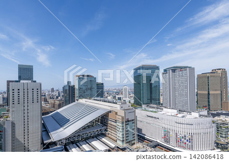 大阪市、大阪府、JR 大阪站天氣晴朗,梅田建築物 大阪市、大阪府、JR 大阪站天氣晴朗,梅田建築物 142086418