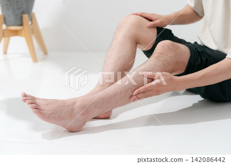 男子腿部的剖面圖 男子腿部的剖面圖 142086442