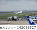 JAL plane taking off from Haneda Airport 142086527