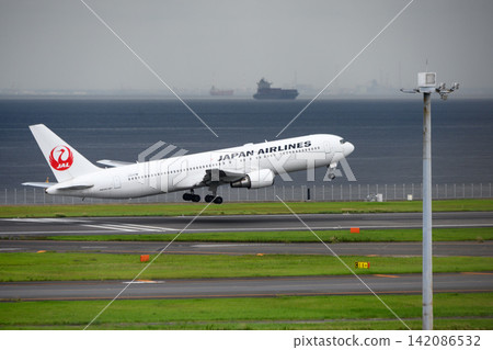 JAL plane taking off from Haneda Airport JAL plane taking off from Haneda Airport 142086532