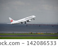 JAL plane taking off from Haneda Airport 142086533