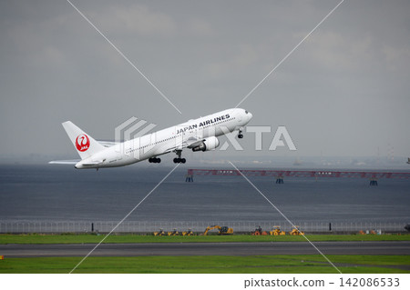 日航飛機從羽田機場起飛 日航飛機從羽田機場起飛 142086533