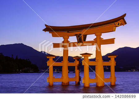 The large torii gate of Itsukushima Shrine, one of the Three Most Scenic Spots of Japan (Miyajimacho, Hatsukaichi City, Hiroshima Prefecture) The large torii gate of Itsukushima Shrine, one of the Three Most Scenic Spots of Japan (Miyajimacho, Hatsukaichi City, Hiroshima Prefecture) 142086699
