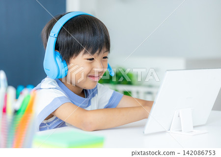 Elementary school students using tablets 142086753