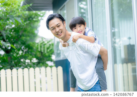孩子們和爸爸一起玩 142086767