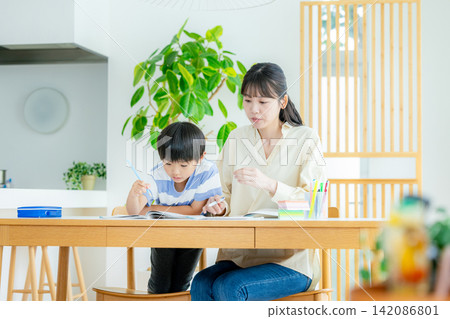 Parents and children studying in the living room Parents and children studying in the living room 142086801