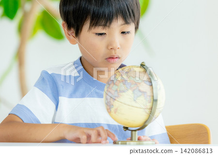 孩子們看著地球 142086813