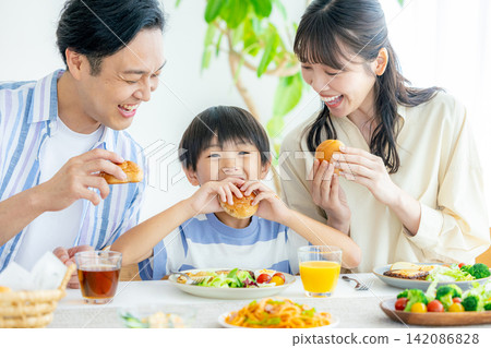 家庭用餐圖像 142086828