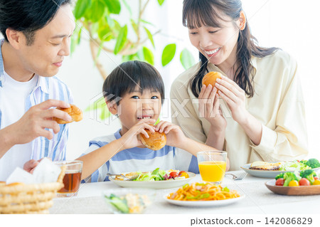 Family meal image Family meal image 142086829