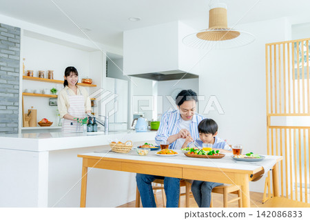 年輕家庭，父母與孩子，孩子，用餐，餐桌 142086833