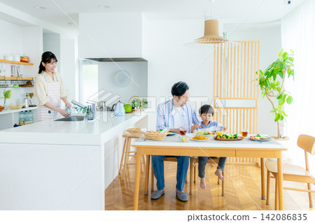 年輕家庭，父母與孩子，孩子，用餐，餐桌 142086835