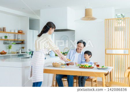 年輕家庭,父母與孩子,孩子,用餐,餐桌 年輕家庭,父母與孩子,孩子,用餐,餐桌 142086836
