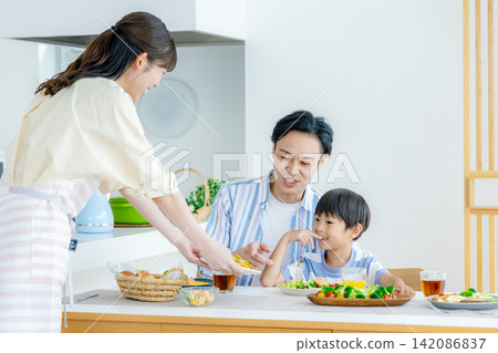 年輕家庭,父母與孩子,孩子,用餐,餐桌 年輕家庭,父母與孩子,孩子,用餐,餐桌 142086837