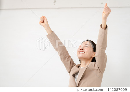 Young woman in a business suit Business image Young woman in a business suit Business image 142087009