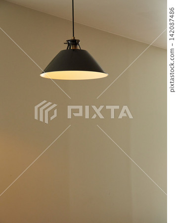 餐廳天花板上的燈光效果 餐廳天花板上的燈光效果 142087486