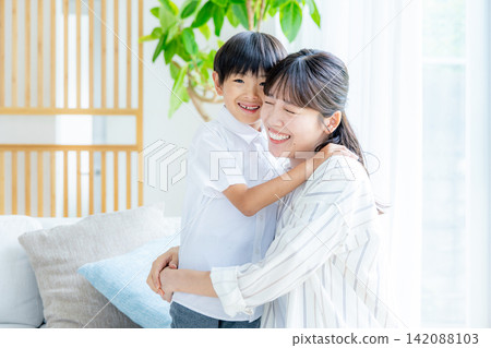 Moms and children Moms and children 142088103