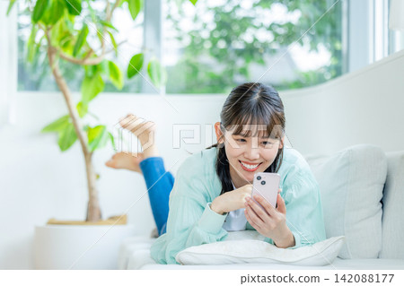 觀看智能手機的婦女 142088177
