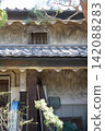 The Anti-War Wall: In the final stages of the Pacific War, in preparation for a decisive battle on the Japanese mainland, the walls of white-walled houses were painted with ink, much like camouflage. The Anti-War Wall: In the final stages of the Pacific War, in preparation for a decisive battle on the Japanese mainland, the walls of white-walled houses were painted with ink, much like camouflage. 142088283