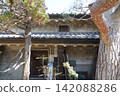 The Anti-War Wall: In the final stages of the Pacific War, in preparation for a decisive battle on the Japanese mainland, the walls of white-walled houses were painted with ink, much like camouflage. The Anti-War Wall: In the final stages of the Pacific War, in preparation for a decisive battle on the Japanese mainland, the walls of white-walled houses were painted with ink, much like camouflage. 142088286