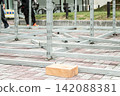 A scene of scaffolding materials piled up. 142088381