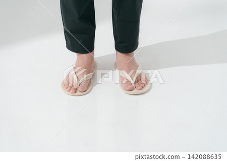 男人的腳穿著涼鞋 男人的腳穿著涼鞋 142088635