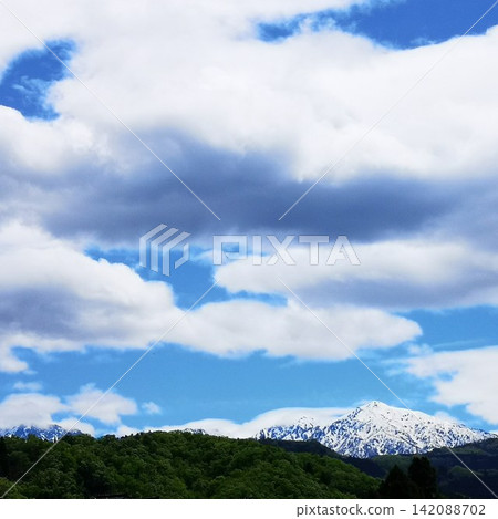 藍天和雲彩和山 藍天和雲彩和山 142088702