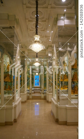 Majestic Mirrored Corridor with Golden Buddha Statues and Crystal Chandelier Majestic Mirrored Corridor with Golden Buddha Statues and Crystal Chandelier 142088936