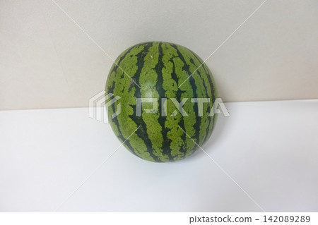 照片：白牆旁的西瓜 142089289