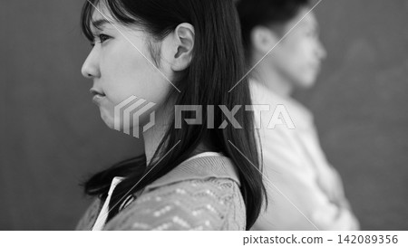 Image of a man and woman who are on bad terms (black and white) 142089356