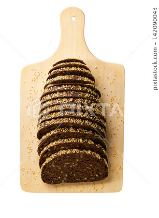 pieces fresh wholemeal rye bread with sesame seeds on cutting board , top view. isolated on white background. pieces fresh wholemeal rye bread with sesame seeds on cutting board , top view. isolated on white background. 142090043