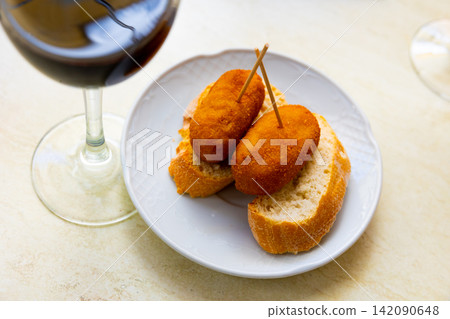 Fried croquettes served with bread on platter Fried croquettes served with bread on platter 142090648