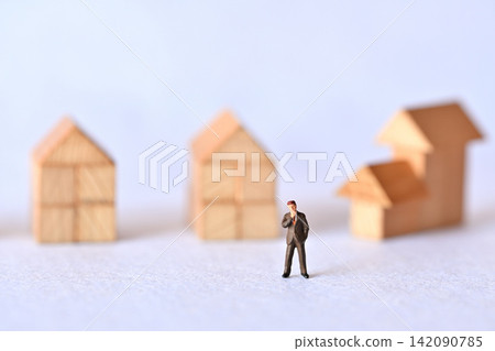 一位商人正在為選擇房子而苦惱:房屋參觀活動的畫面。 一位商人正在為選擇房子而苦惱:房屋參觀活動的畫面。 142090785